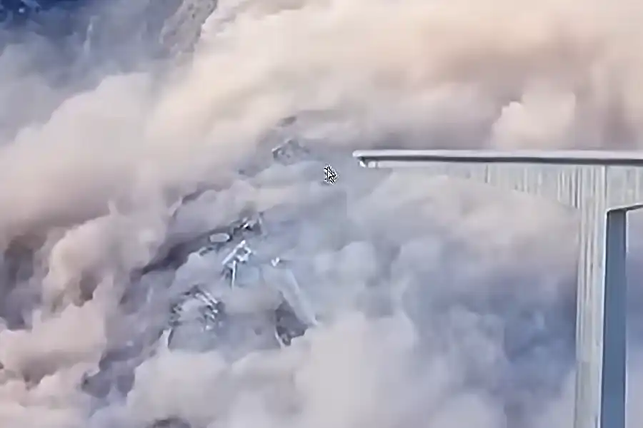 Jembatan Hongqi di China Ambruk ke Sungai, Baru Beberapa Bulan Setelah Dibuka Tangkapan layar video amatir saat Jembatan Hongqi di Sichuan, China, runtuh ke sungai