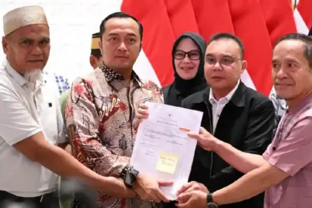 Penyerahan surat rehabilitasi dua guru Luwu Utara, Abdul Muis dan Rasnal (foto: Dok BPMI Setpres)