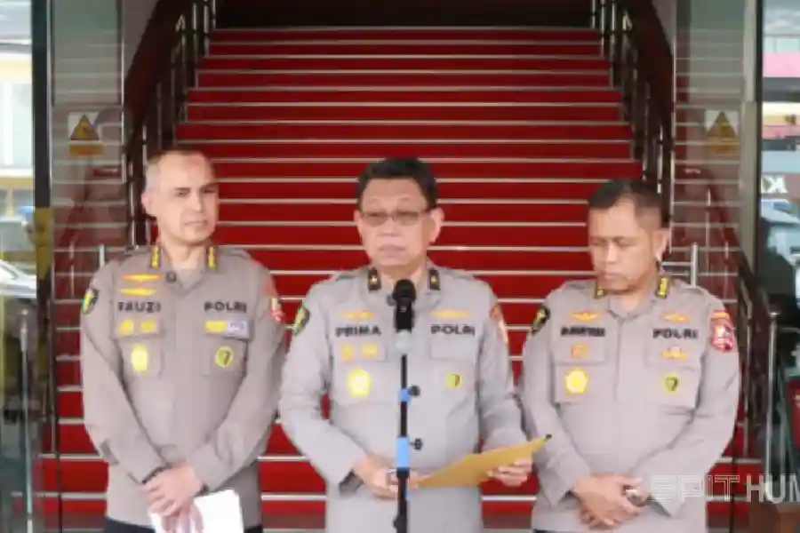 Jenazah Tanpa Identitas Ditemukan di Tol Jagorawi, Ditemukan Luka dan Memar Petugas kepolisian saat memberi keterangan terkait jenazah tanpa identitas yang ditemukan di kawasan Tol Jagorawi
