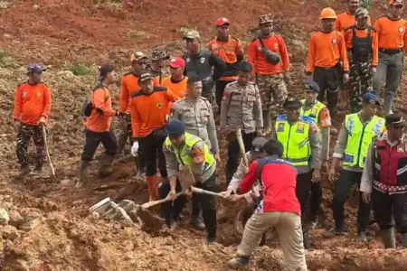 Polri kerahkan 155 personel, K9, dan layanan darurat untuk mencari 21 korban tertimbun longsor di Cilacap. Operasi SAR dilakukan sepanjang hari.