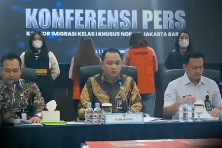 Dua WNA Uzbekistan Ditangkap Imigrasi Jakbar Terkait Dugaan Prostitusi Online Konferensi pers Kantor Imigrasi Kelas I A Jakarta Barat, terkait dugaan prostitusi online yang melibatkan dua WNA Uzbekistan di Indonesia