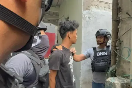 BNN dan Polri Gerebek Kampung Bahari, Amankan 89 Kg Sabu dan Senjata Api dalam Operasi Terpadu BNN dan Polri ungkap gudang narkoba di Kampung Bahari, Jakarta Utara. 89 kg sabu, senjata api, dan uang miliaran rupiah disita.