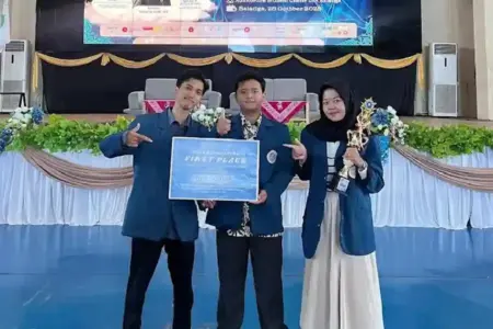 Mahasiswa FEB UNAIR Juara I Kompetisi Internasional dengan Inovasi Platform ZDX untuk Zakat dan Wakaf Inovasi ZDX berbasis Open API dari mahasiswa FEB UNAIR raih Juara I International Paper Competition 2025, wujudkan tata kelola ZISWAF terpadu.