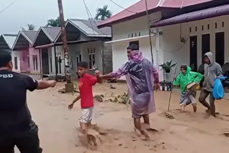 BPBD Kota Padang dan tim gabungan saat melakukan evakuasi warga di Lokasi Batu Busuk dan Parak Jambu Dadok Tunggul Hitam (foto: Dok Pusdalops BPBD Kota Padang)