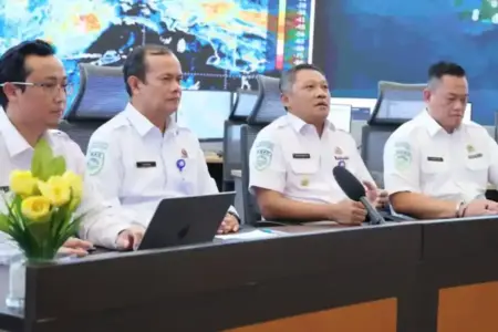 BMKG mengumumkan terbentuknya Siklon Tropis Senyar di Selat Malaka yang picu hujan ekstrem di Aceh dan Sumut. Masyarakat diminta waspada.