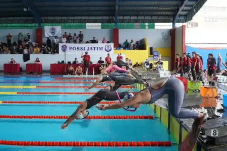 Surabaya memimpin perolehan medali Finswimming Piala Gubernur Jatim 2025, sementara persaingan tiga besar semakin ketat hingga jelang penutupan.