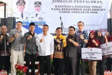 Bojonegoro salurkan BLT DBHCHT TA 2025 senilai Rp33,6 milar untuk 18.695 penerima, terdiri dari buruh pabrik rokok dan tani tembakau.