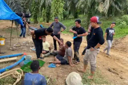 Penambangan Emas Tanpa Izin di Pasaman Barat Digulung, Excavator dan Mobil Pajero Diamankan Polres Pasbar amankan 3 pelaku PETI beserta excavator & mobil Pajero. Pelaku dijerat UU Minerba dengan ancaman hukuman berat.