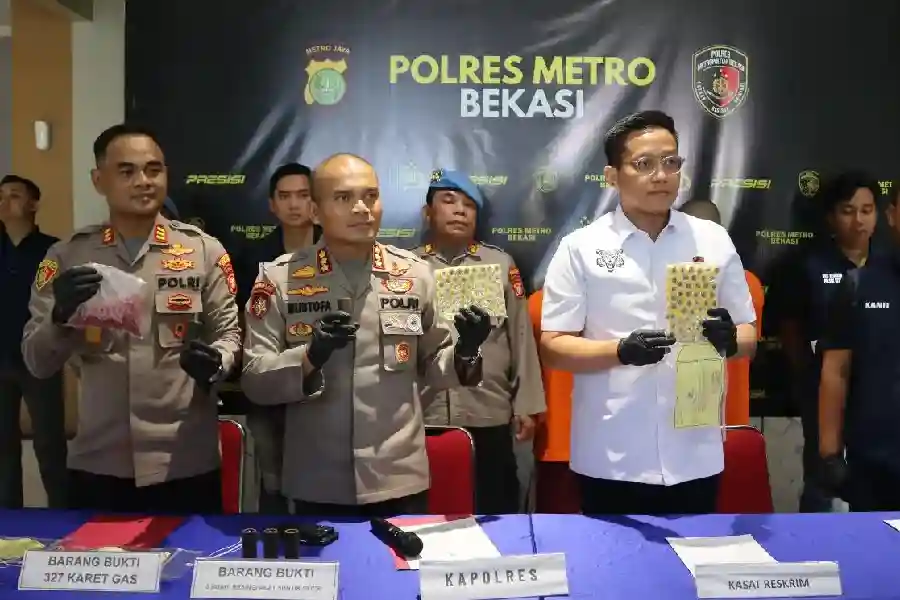 Polisi Ungkap Modus Isi Ulang Elpiji 3 Kg Subsidi ke Tabung 12 Kg di Bekasi Polres Metro Bekasi ungkap praktik penyalahgunaan elpiji bersubsidi. Pelaku pindah isi tabung 3 kg ke 12 kg, raup untung Rp230 juta.