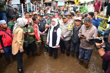 Pemprov Jatim bersama BNPB, BMKG, dan Puspenerbal melakukan Operasi Modifikasi Cuaca untuk mengurangi dampak erupsi Gunung Semeru.