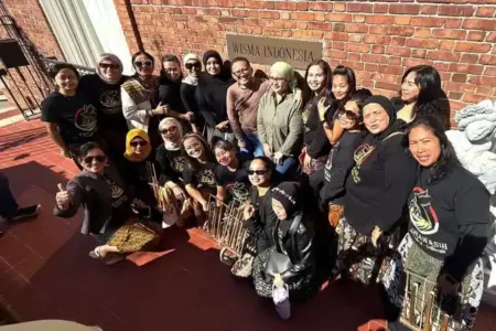 Para pemain angklung diaspora Indonesia berfoto di depan Wisma Indonesia San Francisco (foto: istimewa)