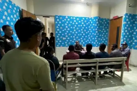 Polres Manggarai Bongkar Jaringan Penyelewengan BBM Bersubsidi, 13 Tersangka Ditetapkan Polres Manggarai ungkap jaringan penyalahgunaan BBM bersubsidi di NTT. Sebanyak 13 orang ditetapkan sebagai tersangka dengan barang bukti 900 liter Pertalite.