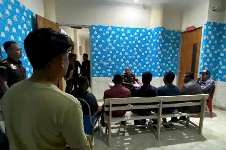 Polres Manggarai Bongkar Jaringan Penyelewengan BBM Bersubsidi, 13 Tersangka Ditetapkan Polres Manggarai ungkap jaringan penyalahgunaan BBM bersubsidi di NTT. Sebanyak 13 orang ditetapkan sebagai tersangka dengan barang bukti 900 liter Pertalite.