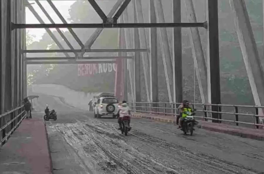 Hujan Abu Gunung Semeru Guyur Lumajang, Warga Diminta Waspada