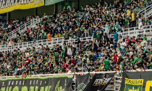 Tiket Derbi Jatim Tak Lagi Ludes, Persebaya Hadapi Tantangan Serius dari Suporter