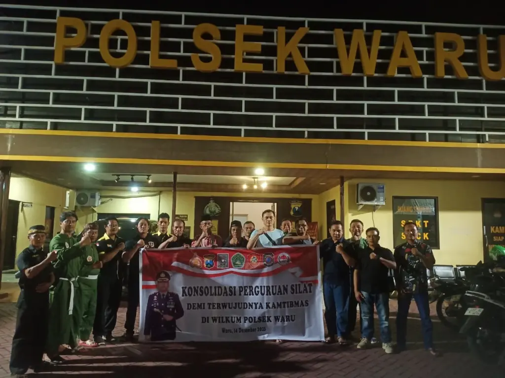 Polsek Waru Konsolidasikan Perguruan Silat, Perkuat Sitkamtibmas Jelang Nataru Konsolidasi antar perguruan silat di Wilayah Hukum Polsek Waru, Minggu (14/12/2025) malam. Kapolsek Waru Kompol Miftahul Amin, S.Sos., bersama jajaran dan perwakilan perguruan silat menandatangani komitmen bersama sebagai upaya menjaga sitkamtibmas yang aman dan kondusif jelang Natal dan Tahun Baru.