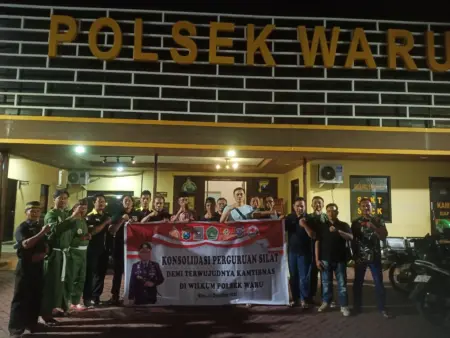Konsolidasi antar perguruan silat di Wilayah Hukum Polsek Waru, Minggu (14/12/2025) malam. Kapolsek Waru Kompol Miftahul Amin, S.Sos., bersama jajaran dan perwakilan perguruan silat menandatangani komitmen bersama sebagai upaya menjaga sitkamtibmas yang aman dan kondusif jelang Natal dan Tahun Baru.