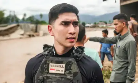 Tactical Vest Verrell Bramasta Jadi Sorotan Saat Kunjungi Korban Bencana