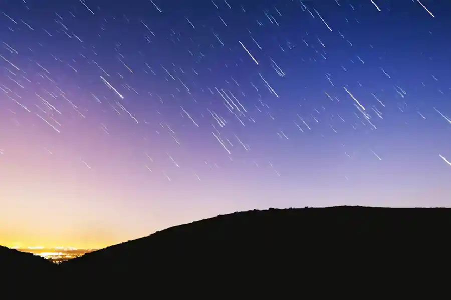 Hujan Meteor Geminid Bakal Hiasi Langit, Puncaknya Diprediksi Akhir Pekan Ini Ilustrasi meteor (foto: Austin Schmid/unsplash)