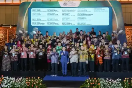 Surabaya meraih 30 Penghargaan Adiwiyata 2025, terbanyak se-Indonesia, berkat budaya lingkungan dan penguatan pendidikan kebersihan di sekolah.