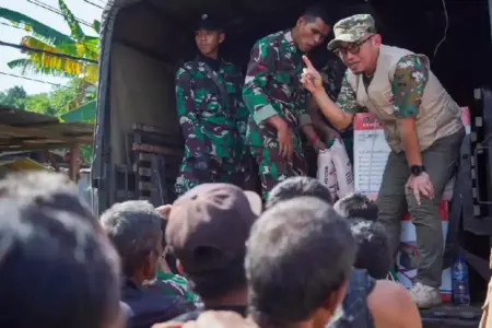 Wamen Haji dan Umrah Dahnil Anzar menyalurkan bantuan bagi pengungsi Aceh Tamiang dan memastikan negara hadir untuk warga terdampak bencana.