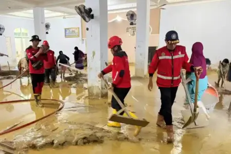 Tim Reaksi Cepat PT Semen Padang bersama warga saat membersihkan Masjid Istiqlal Binuang Pauh Limo, Kota Padang, yang terdampak banjir akibat luapan Sungai Batang Kuranji
