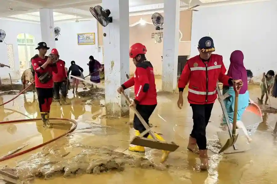 SIG Kerahkan Tim Reaksi Cepat, Salurkan Ribuan Paket Bantuan untuk Korban Banjir dan Longsor di Sumatra Tim Reaksi Cepat PT Semen Padang bersama warga saat membersihkan Masjid Istiqlal Binuang Pauh Limo, Kota Padang, yang terdampak banjir akibat luapan Sungai Batang Kuranji