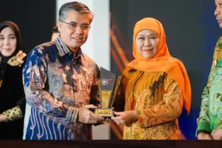 Jawa Timur meraih penghargaan Penyerapan Tenaga Kerja dengan Fiskal Tinggi berkat capaian penurunan pengangguran dan peningkatan angkatan kerja.