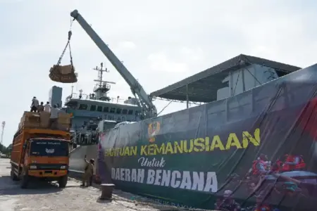 TNI mengerahkan alat berat dan bantuan kemanusiaan ke Aceh dan Sumatera Utara guna mempercepat pemulihan infrastruktur dan akses wilayah terdampak bencana.