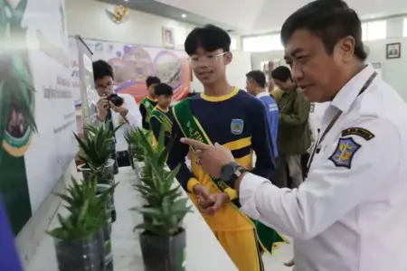 Pemkot Surabaya mendukung gerakan ekologi “Mangrove Warrior” dan “Taman Sansiviera” SMPN 1 untuk memperkuat kota sehat dan berkelanjutan.