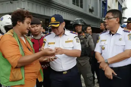 Dishub Surabaya menindak jukir nakal di Basuki Rahmat dan memberi peringatan keras terkait parkir sembarangan di Embong Malang.