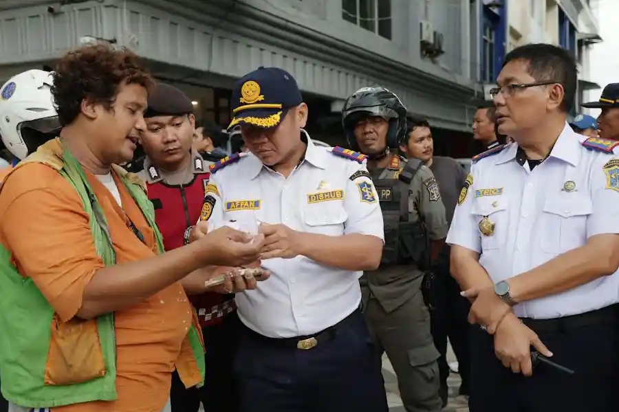 Dishub Surabaya Tindak Jukir Nakal dan Peringatkan Warga Soal Parkir Sembarangan di Pusat Kota Dishub Surabaya menindak jukir nakal di Basuki Rahmat dan memberi peringatan keras terkait parkir sembarangan di Embong Malang.