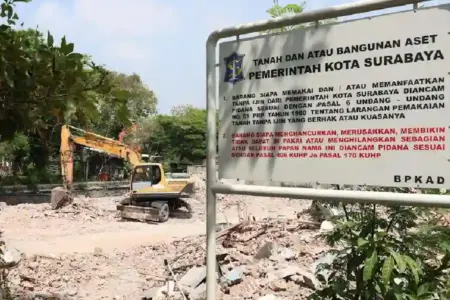 Pemkot Surabaya menyelesaikan ganti rugi warga terdampak Flyover Taman Pelangi. Sebagian dana dikonsinyasikan di PN karena sengketa hukum lahan.