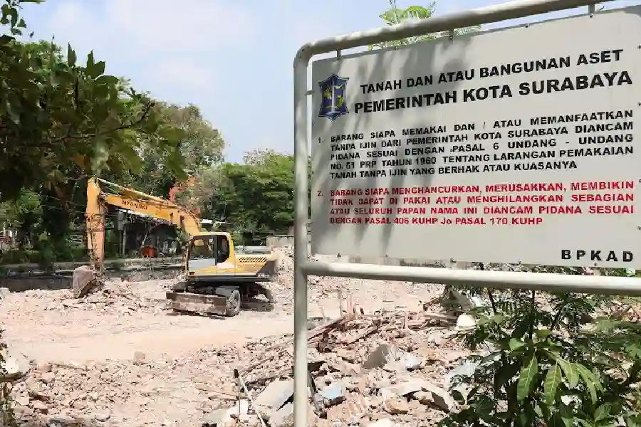 Pemkot Surabaya Rampungkan Ganti Rugi Flyover Taman Pelangi, Rp57 Miliar Dikonsinyasikan di Pengadilan Pemkot Surabaya menyelesaikan ganti rugi warga terdampak Flyover Taman Pelangi. Sebagian dana dikonsinyasikan di PN karena sengketa hukum lahan.