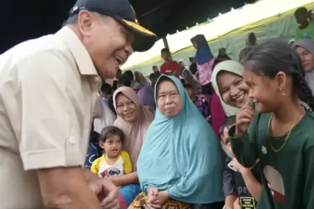 Menko Polkam Djamari Chaniago menyerahkan mobil penjernih air kepada BNPB untuk mendukung pemulihan bencana alam di Provinsi Aceh.