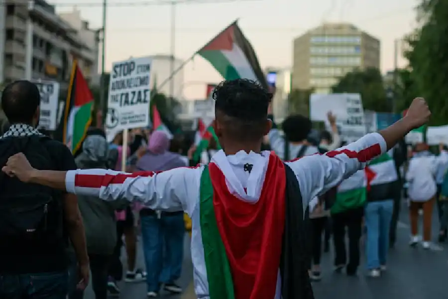 Militer Israel Klaim Tewaskan Komandan Produksi Senjata Hamas di Jalur Gaza Arsip foto aksi unjuk rasa di Athena. Gerakan solidaritas untuk rakyat Palestina ini juga uncul di beberapa negara (foto: Iason Raissis, unsplash)