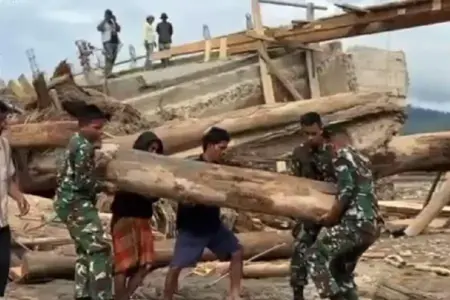 TNI bersama warga Desa Bukit, Gayo Lues, bergotong royong membangun jembatan darurat pascabanjir bandang dan longsor guna memulihkan akses transportasi.