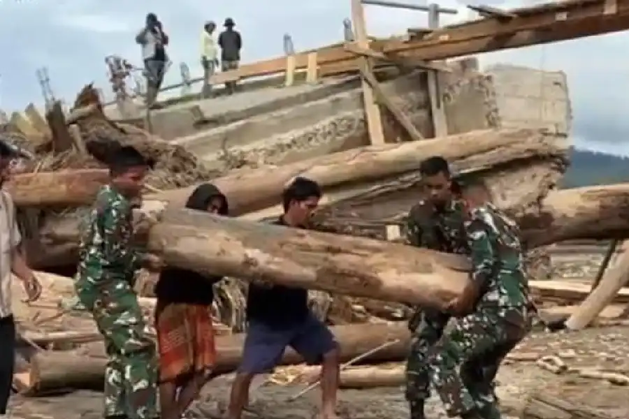 TNI bersama warga Desa Bukit, Gayo Lues, bergotong royong membangun jembatan darurat pascabanjir bandang dan longsor guna memulihkan akses transportasi.