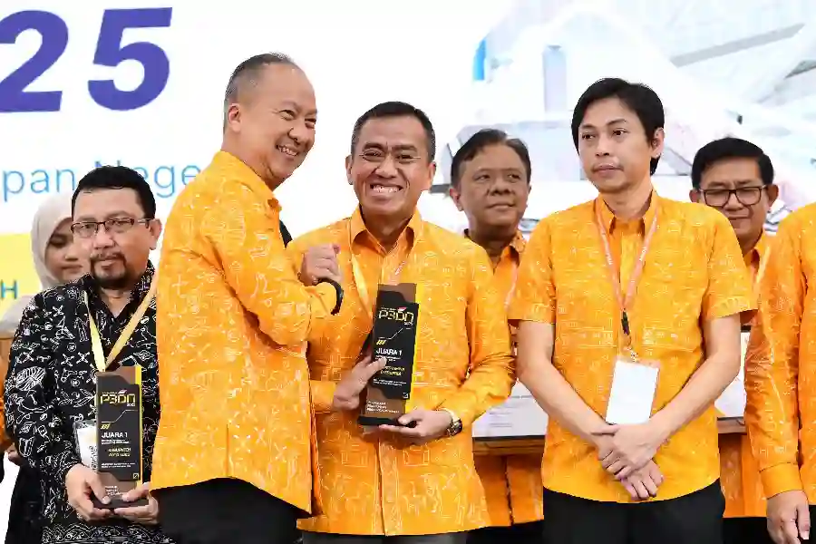Pertamina Raih Penghargaan Peningkatan Penggunaan Produk Dalam Negeri, Targetkan Dampak Ekonomi yang Lebih Besar PT Pertamina meraih Juara I Penghargaan P3DN 2025, dengan belanja produk dalam negeri mencapai Rp415,4 triliun, memberikan dampak signifikan pada perekonomian Indonesia.