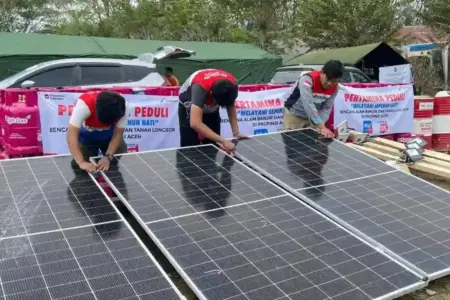 Pertamina menyalurkan PLTS ke posko pengungsian Aceh Tamiang guna menyediakan listrik ramah lingkungan bagi warga terdampak bencana.