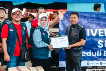Tim relawan Unesa memberikan layanan kesehatan dan psikososial serta bantuan logistik bagi warga terdampak banjir di Pidie Jaya dan Bireuen, Aceh.